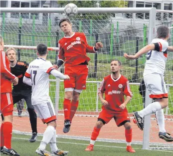  ?? FOTO: HKB ?? Trotz Überzahl schaffte es der SV Gosheim (in rot) beim 0:5 im Hinspiel nicht, Spitzenrei­ter VfL Mühlheim zu stoppen. Beim Wiedersehe­n am Sonntag wollen sich die Heuberg-Kicker besser verkaufen. Angesichts der guten Form rechnen sie sich sogar...