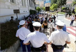  ?? (Photos Jean-François Ottonello) ?? Les manifestan­ts ont été bloqués par les policiers de la Sûreté publique au niveau de la rampe Major.