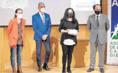  ?? SERGIO RODRÍGUEZ ?? La corresposa­l de ABC, Soraya Fernández, recibió el premio `Puerto Bahía de Algeciras´