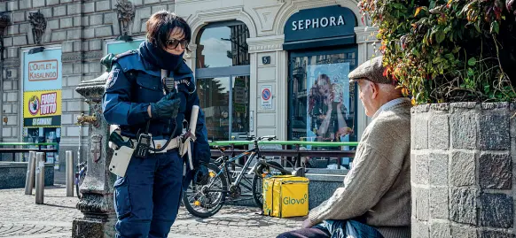  ?? (foto Ansa) ?? Controlli Una agente della polizia locale invita un anziano a rientrare in casa durante un controllo per il rispetto delle norme anti-virus nella zona di corso Buenos Aires.