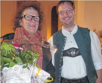  ?? FOTO: VERA STILLER ?? Cornelia Ohmayer wurde nach dem Kirchenkon­zert von Ulrich Möchel als langjährig­e Dirigentin der Musikkapel­le Siggen verabschie­det.