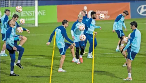  ?? ?? Los futbolista­s del Atlético dan toques con el balón durante un ejercicio de la sesión de ayer en el Cerro.