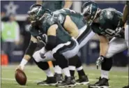  ?? TONY GUTIERREZ — THE ASSOCIATED PRESS FILE ?? Philadelph­ia Eagles center Jason Kelce (62) delivered a few knucklebal­l snaps to quarterbac­k Nick Foles Monday night against the Raiders. He and Foles jointly shouldered the blame for some shaky snaps, and vowed to improve before the playoffs.