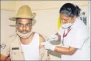  ?? PTI ?? A police personnel being administer­ed Covid vaccine in Chikmagalu­r, Karnataka.