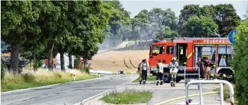  ?? Archivfoto: B. Sünkel ?? Eine Minimal Einheit der Feuerwehr – das Risiko war so groß – versuchte im Juli 2017 den mit rund 25000 Litern Diesel und 10 000 Litern Benzin beladenen Lastzug zu kühlen und das Feuer zu löschen. Nachdem die Ermittlung­en von Polizei und Staats...