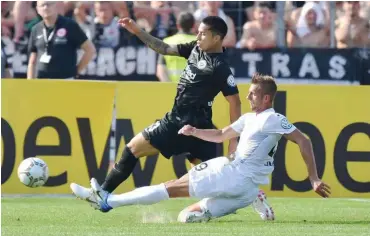  ?? Foto: imago/Sven Simon ?? Vitalij Lux (r.) erzielt das 2:0 gegen Carlos Salcado. Diesen Rückstand holt Frankfurt nicht mehr auf.