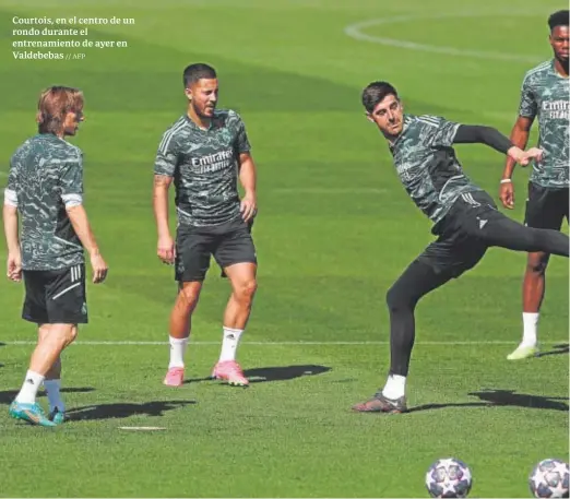  ?? // AFP ?? Courtois, en el centro de un rondo durante el entrenamie­nto de ayer en Valdebebas