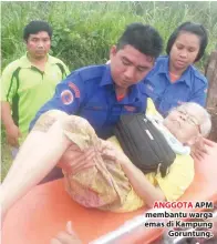  ??  ?? ANGGOTA APM membantu warga emas di Kampung Goruntung.