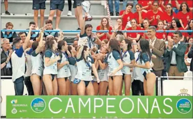  ??  ?? FINAL DE LIGA. El CN Sant Andreu logró el subcampeon­ato mientras que el CN Sabadell celebra el título.