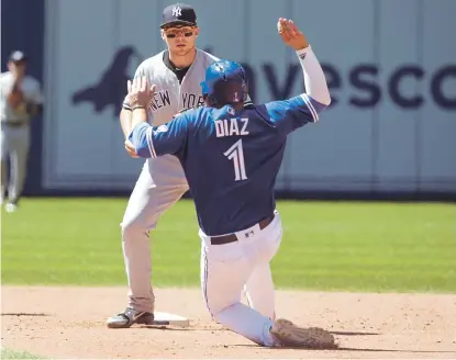  ?? AP ?? El segunda base de los Yankees de Nueva York, Brandon Drury, espera para poner out a Aledmys Díaz (1) de Toronto, cuando intentó estafarse la intermedia.