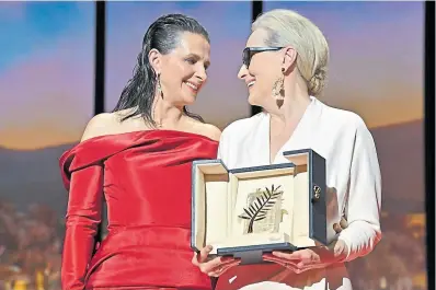  ?? ?? Juliette Binoche entrega la Palma de Oro honorífica a su colega, Meryl Streep getty images