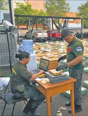  ??  ?? PESAJE. Se inició el jueves, poco después del hallazgo, y culminó treinta horas después. Los ladrillos estaban ocultos en el acoplado del camión.