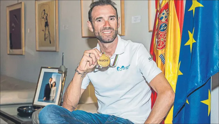  ?? FOTO: EFE ?? Alejandro Valverde muestra la medalla de oro de campeón del mundo en la recepción que tuvo lugar ayer en la sede del Consejo Superior de Deportes (CSD)