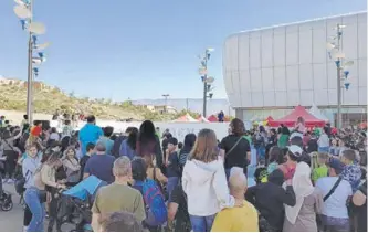  ?? FOTOS: MARIAN LEÓN / LA VOZ ?? Gran expectació­n en esta jornada de sábado, que reunió a miles de personas en el Centro Comercial Torrecárde­nas, y donde pudieron disfrutar de una gran variedad de ofertas.