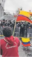  ??  ?? ► Protestas en Ecuador en contra del gobierno.