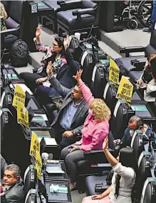  ?? LAURA LOVERA ?? Diputados continuaro­n la sesión hasta la madrugada