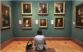  ??  ?? IN CERCA DEI RITRATTI PIÙ INTENSI Una delle sale della National gallery di Londra: qui l'étoile ama ritirarsi a studiare i ritratti. «Mi piace indagare su quegli sguardi» dice.