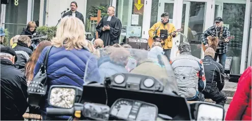  ?? RP-FOTO: ANDREAS ENDERMANN ?? Die beiden evangelisc­hen Pfarrer Martin Pilz (links) und Olaf Schaper laden seit 2006 Motorradfa­hrer samt ihrer Maschinen zu einem Open-Air-Gottesdien­st. Alle beiden sind auch selber Motorradfa­hrer.