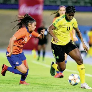  ?? ANDRE LOWE ?? Jamaica’s Khadija Shaw (right) dribbles past Chile’s Daniela Pardo during the internatio­nal friendly between Jamaica and Chile at the National Stadium on Thursday. Jamaica won 1-0 on a goal from Marlo Sweatman.