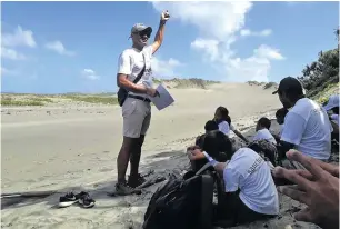  ??  ?? Sigatoka Sand Dunes manager Jason Tutani explain about the formation of the dunes to group of secondary school students.