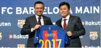  ?? AFP ?? Barcelona president Bartomeu (left) and CEO of Japanese company Mikitani display the FC Barcelona’s new jersey. —