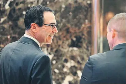  ?? MARK KAUZLARICH / REUTERS ?? Steven Mnuchin, futuro secretario del Tesoro, llega a la torre Trump