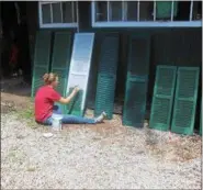  ?? TAWANA ROBERTS — THE NEW-HERALD ?? Kasey Fox, 18, of Mount Orab Village, Ohio, repaints exterior shutters of a Painesvill­e home on June 20 as part of World Changers and P2 Missions.