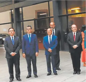  ?? // ABC ?? Los Reyes, junto a Pedro Sánchez, Albares, Bolaños, Iceta y Rima Abdul Malak, en el Museo Reina Sofía