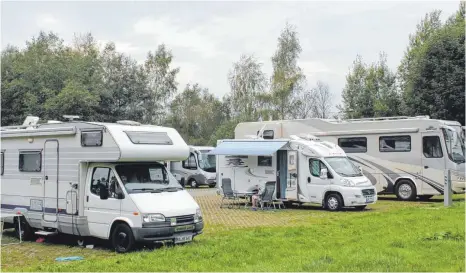  ?? ARCHIVFOTO: GISELA SGIER ?? Vor allem in den Sommermona­ten tummeln sich viele Wohnmobile auf dem Leutkirche­r Stellplatz an der Kemptener Straße.