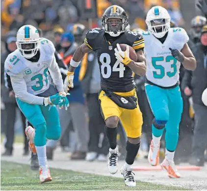  ?? PHOTOS BY JIM RASSOL/STAFF PHOTOGRAPH­ER ?? Pittsburgh wide receiver Antonio Brown breaks free for a 50-yard touchdown in the first minutes of the game Sunday.
