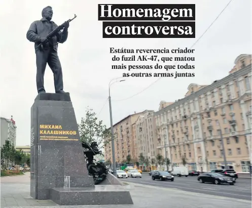  ?? EVERTON OLIVEIRA/ESTADÃO ?? Marco. Monumento feito em bronze mostra Kalashniko­v com o fuzil