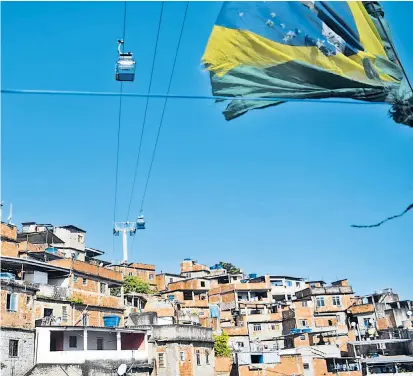  ??  ?? Im Complexo Alemão wollte die Polizei die Kontrolle zurückgewi­nnen. Die Sache ging nach hinten los.