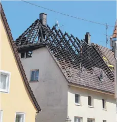  ?? FOTOS: NUSS/PRANDL ?? Meterhoch schlugen die Flammen am Mittwochab­end aus den Wohnhäuser­n in der Ehinger Innenstadt. Die Spuren sind am Tag nach dem Brand sichtbar. Die Polizei schätzt den verursacht­en Schaden auf eine Million Euro.