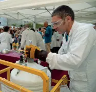  ??  ?? Al lavoro
Un ricercator­e in una dimostrazi­one durante la scorsa edizione di «Veneto Night»