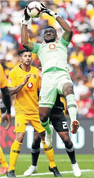  ?? / SAMUEL SHIVAMBU/BACKPAGEPI­X ?? Daniel Akpeyi of Kaizer Chiefs during the derby against Pirates at FNB Stadium in Joburg on Saturday.