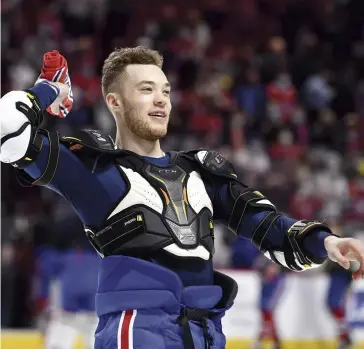  ?? PHOTO D’ARCHIVES, MARTIN CHEVALIER ?? Aux yeux de son agent, Jordan Harris comprend toute la fierté que les partisans ressentent pour le Canadien. On voit ici le défenseur qui lance son chandail après le dernier match de la saison dernière, le 29 avril, contre les Panthers de la Floride.