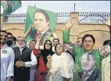  ?? REUTERS ?? Nawaz Sharif supporters celebrate in Peshawar.