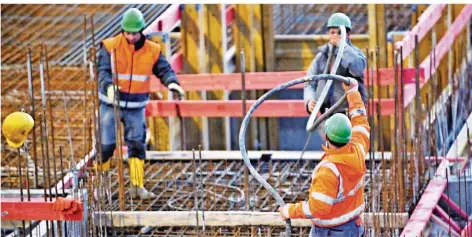  ?? SYMBOLFOTO: FRANK LEONHARDT/DPA ?? Viele Baufirmen suchten im vorigen Monat Verstärkun­g. Das schlug sich in der Stellensta­tistik der Agentur für Arbeit nieder.