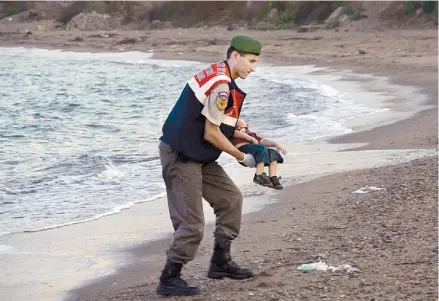  ?? NILÜFER DEMIR ?? Alan Kurdi. La foto del pequeño fallecido en 2015 en las costas del Mediterrán­eo cuando su familia intentaba huir de Siria dio la vuelta al mundo y se convirtió en ícono de la tragedia de los refugiados. El conflicto sirio había comenzado cuatro años...