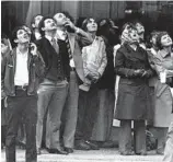  ?? ERNIE COX JR./CHICAGO TRIBUNE ?? Gawkers watch as “Spider Dan” climbs the John Hancock Center on Nov. 11, 1981, in Chicago.