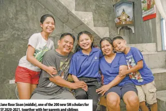  ??  ?? Jane Rose Sison (middle), one of the 200 new SM scholars for SY 2020-2021, together with her parents and siblings