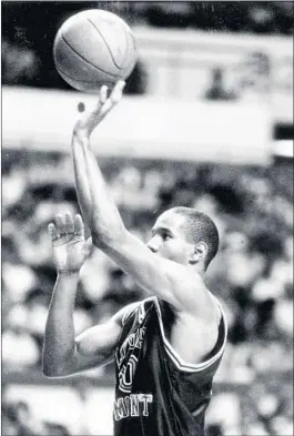  ?? GARY FRIEDMAN/BALTIMORE SUN ?? Loyola Marymount’s Bo Kimble shoots his first free throw left-handed in memory of the late Hank Gathers against Michigan. Kimble scored 37 points in the Lions’ 149-115 win.
OTHER MARCH 18 MOMENTS 1993:
Santa Clara beats Arizona 64-61 to become the second 15th-seeded team to win a first-round game in the NCAA Tournament.
2001: The Pacers’ Reggie Miller becomes the first NBA player with 2,000 3-pointers after hitting four in a 101-95 win over the Kings.
2008: The Rockets’ 22-game winning streak ends. Kevin Garnett scores 22 points and Paul Pierce adds 20 in the Celtics’ 94-74 victory. The Rockets hadn’t lost since a 97-89 defeat to the Jazz on Jan. 27.
2009: The Devils’ Martin Brodeur breaks Patrick Roy’s NHL record for career wins by a goaltender. Brodeur records his 552nd win in a 3-2 decision over the Blackhawks.