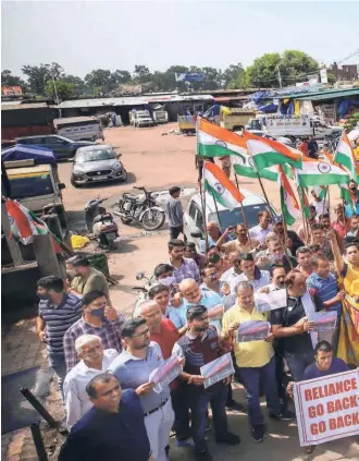  ?? ?? MEMBERS OF THE TRADERS FEDERATION staging a protest in repsonse to the call for Jammu Bandh against the opening of new showrooms and retail shops of Reliance Mart, in Jammu on September 22.