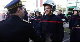  ??  ?? Dix-sept jeunes sapeurs-pompiers ont reçu leur casque.