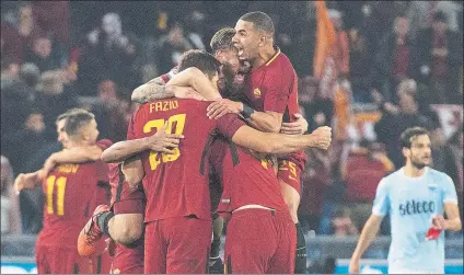  ??  ?? Alegría entre los jugadores de la Roma tras finalizar el derbi en el que derrotaron al Lazio