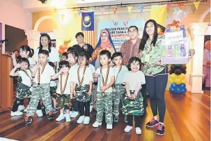  ??  ?? CERIA: Fatimah dan Ng bergambar kenangan bersama sebahagian kanak-kanak yang menyertai program Hari Taska 2017 di Yayasan Sarawak, Kuching.