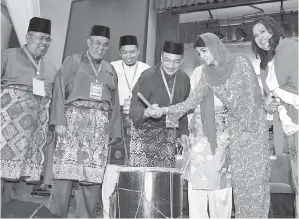  ?? - Gambar BERNAMA ?? HISHAMMUDD­IN (empat, kiri) dan isteri Datin Seri Tengku Marsilla Tengku Abdullah (dua, kanan) mengetuk gendang sebagai simbolik perasmian Mesyuarat Perwakilan Umno Bahagian Cheras 2017 pada Ahad.