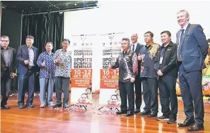  ??  ?? TERBAIK: Karim (tiga kiri) bersama Snowdan (empat kiri) dan tetamu kehormat lain pada majlis perasmian Simposium Kejurulati­han dan Sukan dan Seminar Sains Sukan Malaysia Timur Ke-3.