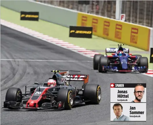  ??  ?? Kevin Magnussen foran Carlos Sainz Jr. under det spanske grandprix.