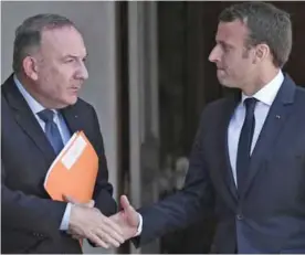  ?? — AP ?? PARIS: French President Emmanuel Macron welcomes Head of the French employers’ union MEDEF Pierre Gattaz (left) and his advisers at the Elysee Palace in Paris yesterday. French President Emmanuel Macron meets unions and business organizati­ons to...